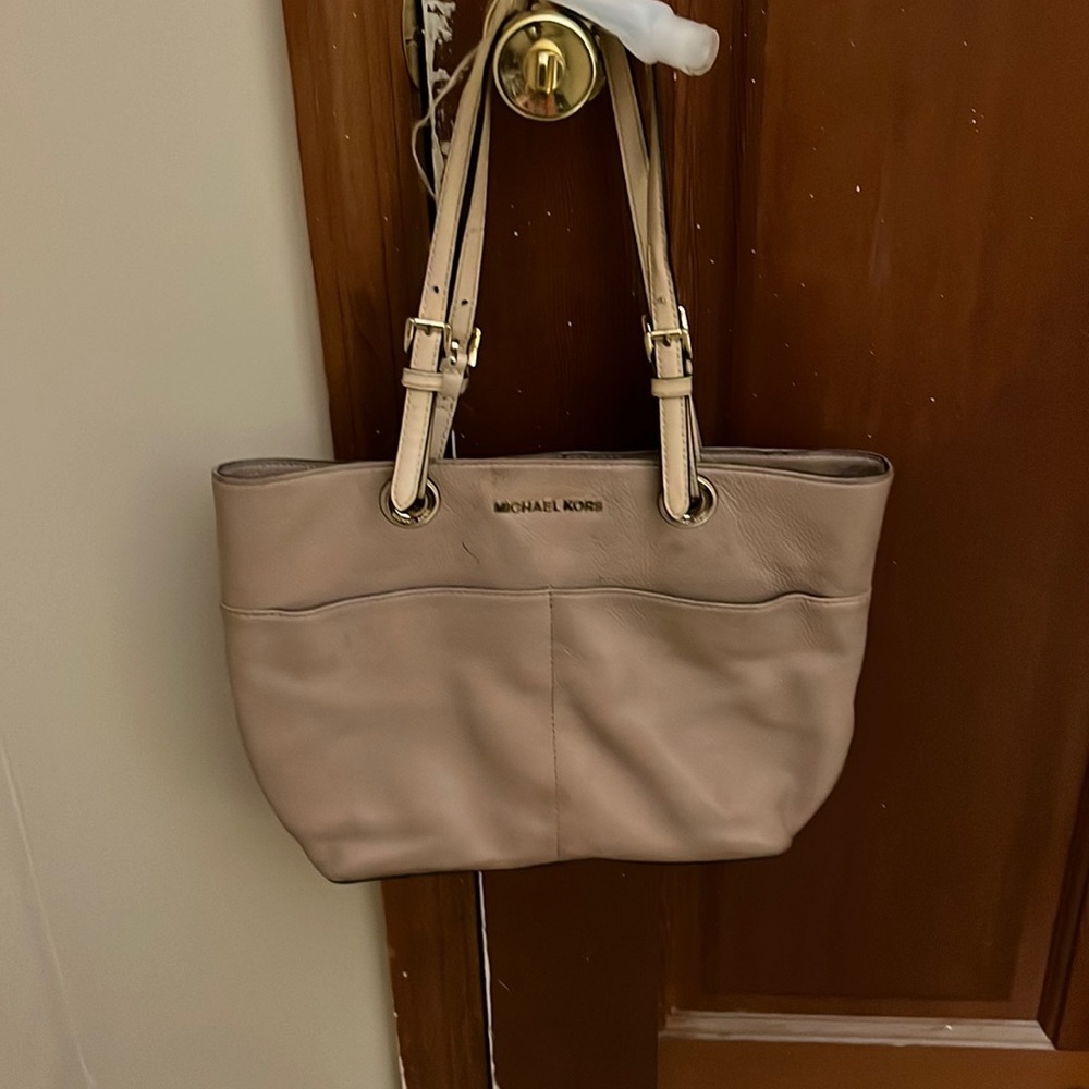 Cute but worn purse as you can see the straps